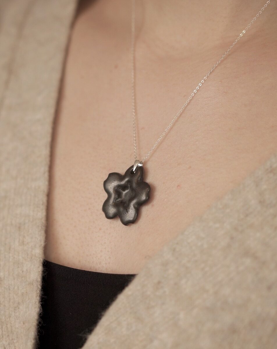 Collier sakura ébène