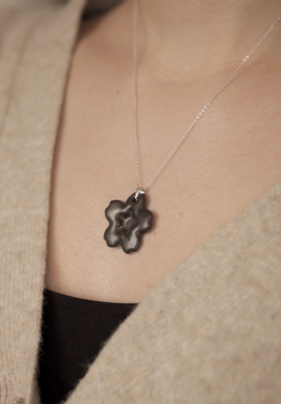 Collier sakura ébène